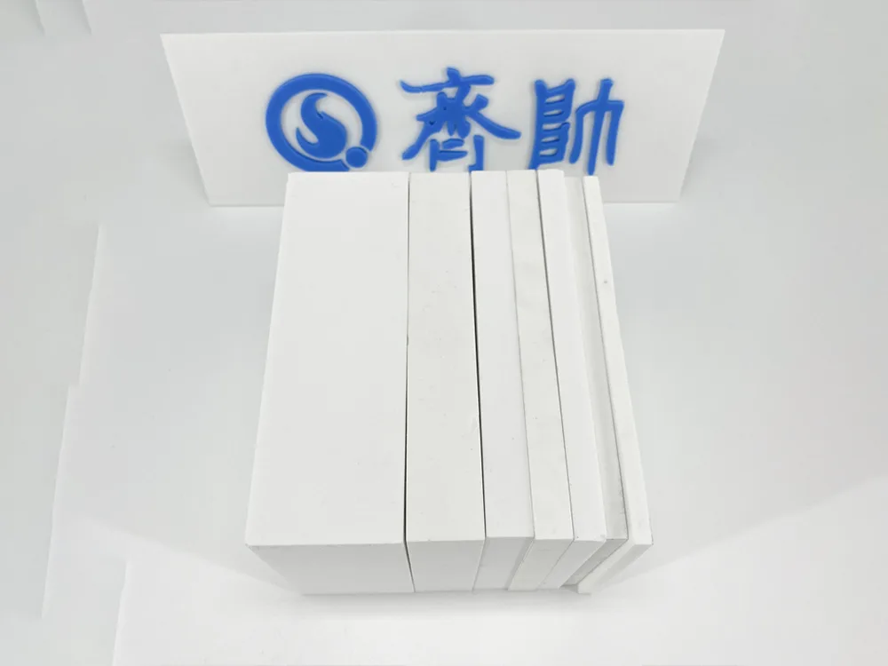 Jakim materiałem jest płyta ceramiczna z tlenku glinu?